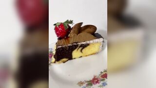 quieren ver mis pies aplastando este bizcocho ????❤️‍???? wanna watch my feet crushing this cake ????❤️‍????