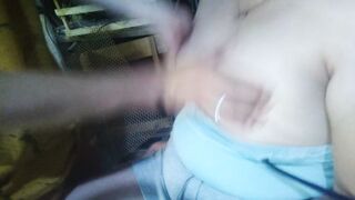 Jugando con sus tetas