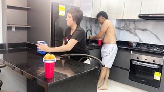 Veo que mi sexi pelirroja hermanastra esta abburrida en casa, entonces le propongo un rico juego.