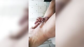 me vengo en el baño mientras todos duermen