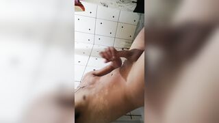 me vengo en el baño mientras todos duermen