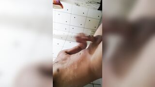 me vengo en el baño mientras todos duermen