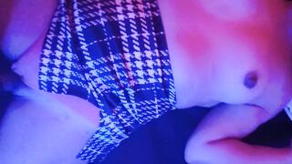 Mi nuevo novio me estimula antes de meterme la verdad, le abro mis piernas y le gusta