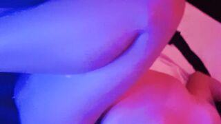 Mi nuevo novio me estimula antes de meterme la verdad, le abro mis piernas y le gusta