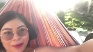 SAKURAYEN hace show caliente en amaca, toca su rico coño por encima de la ropa es muy excitante