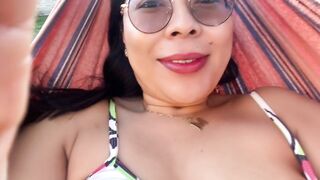 SAKURAYEN hace show caliente en amaca, toca su rico coño por encima de la ropa es muy excitante