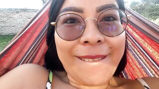 SAKURAYEN hace show caliente en amaca, toca su rico coño por encima de la ropa es muy excitante