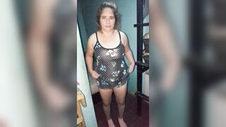 Se levanta de frente su vestido de flores para mostrarno su tanga hawt