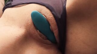 Me come el coño, probamos un jueguete y le chupo la polla la mejor mamada