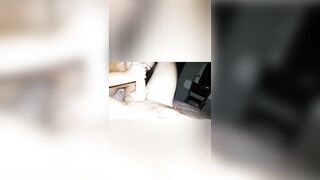 Mi hermanastra juega con mi gran polla hasta correrme y juega con mi goo..