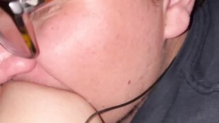 Mi esposa está embarazada y amo chupar sus tetas