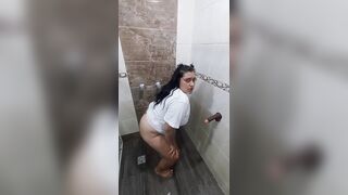 gordibuena cachonda chupando tu polla en el baño deseando ser follada