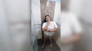 gordibuena cachonda chupando tu polla en el baño deseando ser follada