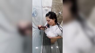 gordibuena cachonda chupando tu polla en el baño deseando ser follada