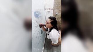 gordibuena cachonda chupando tu polla en el baño deseando ser follada