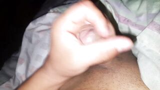 Masturbandome bajo las cobijas, rica verga repleta de goo.