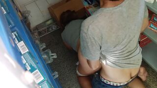 Sexo de perrito en el depósito