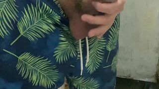 TURRO LLEGA Y SE PAJEA EN EL BAÑO MIENTRAS SE BAÑA