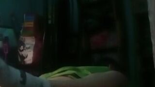 Pareja amateur disfrutando en la oscuridad