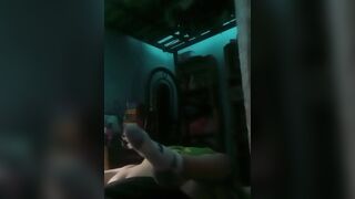 Pareja amateur disfrutando en la oscuridad