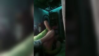 Pareja amateur disfrutando en la oscuridad