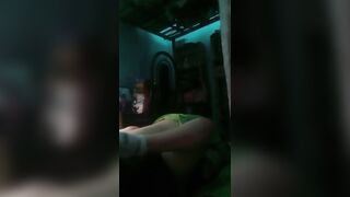 Pareja amateur disfrutando en la oscuridad