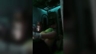 Pareja amateur disfrutando en la oscuridad