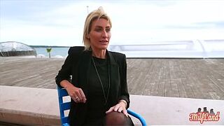 Anouk, an elegant woman, is looking for a well-veined schlong.