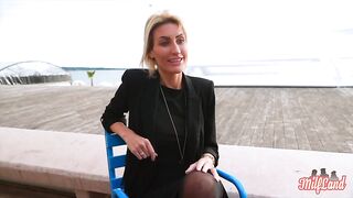 Anouk, an elegant woman, is looking for a well-veined schlong.