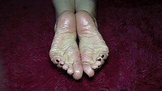 A Large Booty and Wrinkled Soles on the Feet of a Female-dominant