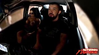 Traffic Oral job: Exhibitionist Brunette hair Shows Her Bazookas and Sucks It All in the Car