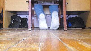 Enby teases u with their soles