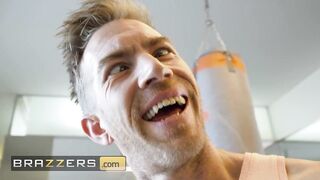 BRAZZERS - Danny Helps La Paisita Oficial With The Gym Equipment, Leading To A Public Oral-sex & Sex