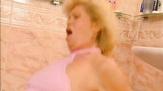 Bath granny likes sex