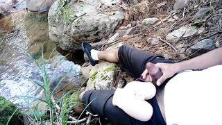 En el bosque con el juguetito