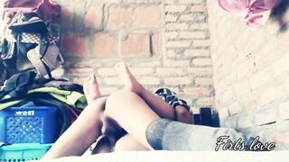 Limeñita penetrada por pandillero en casa de sus papás y los descubren.