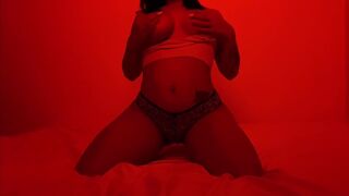 Chica se calienta y se toca para mi