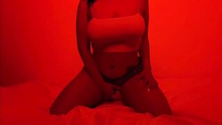 Chica se calienta y se toca para mi