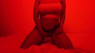 Chica se calienta y se toca para mi