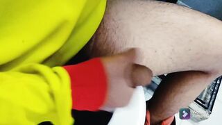 Me quito la calentura en el baño de una estación de policía