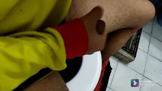 Me quito la calentura en el baño de una estación de policía