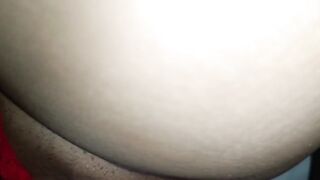 Me vengo en sus preciosas nalgas