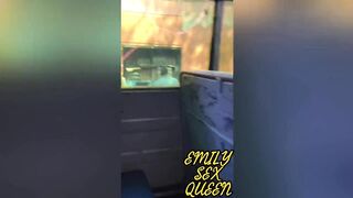 Putita cachonda no aguanta las ganas de coger y se mete a un autobus abandonado para follar - Emily