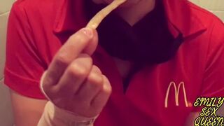 Lady Macdonals quiere sus papas con salsa especial y me la cojo en un baño publico