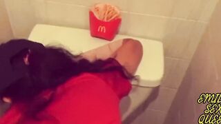 Lady Macdonals quiere sus papas con salsa especial y me la cojo en un baño publico