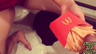 Lady Macdonals quiere sus papas con salsa especial y me la cojo en un baño publico