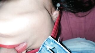 Jugando a saborear mi polla - Puta chupa rico la punta