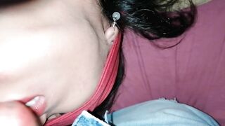 Jugando a saborear mi polla - Puta chupa rico la punta