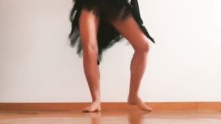 Dancing feet titts and butt baile solo en casa mira como muevan mis pies