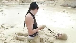 Deutsche Domina zwingt die dicktittige Sklavin in Schlamm!